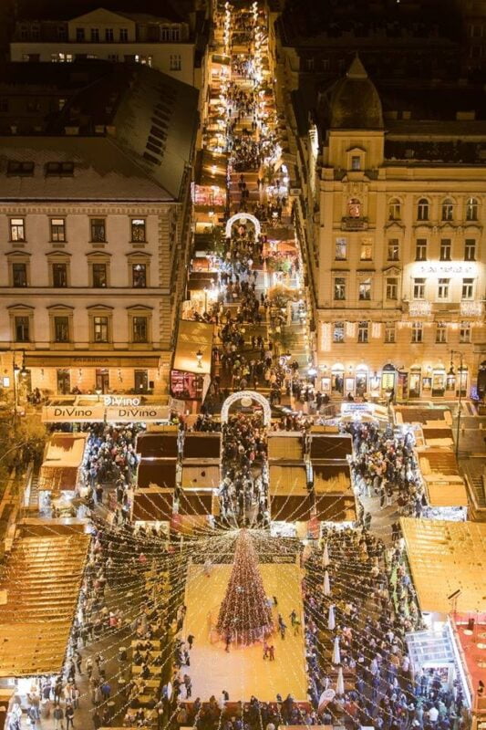  Julemarkedet ved basilikaen i Budapest