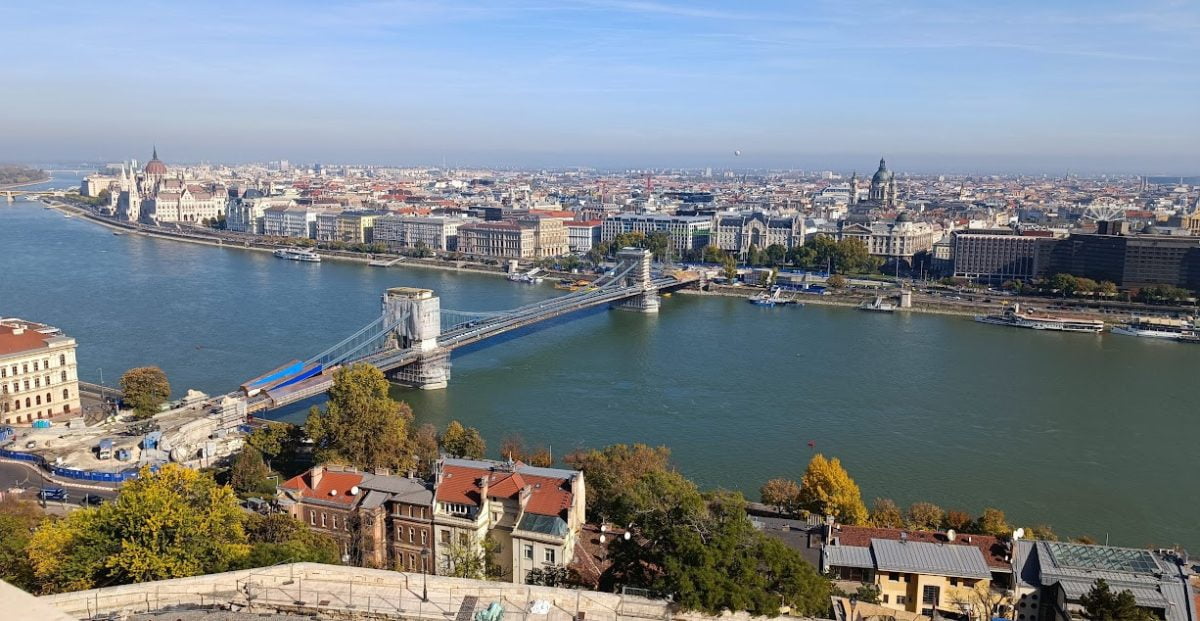 Gå langs Donau-promenaden.