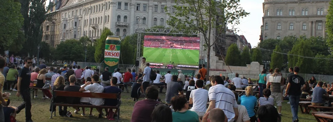 Se EM i fodbold udendørs i Budapest på Szabadság Tér.