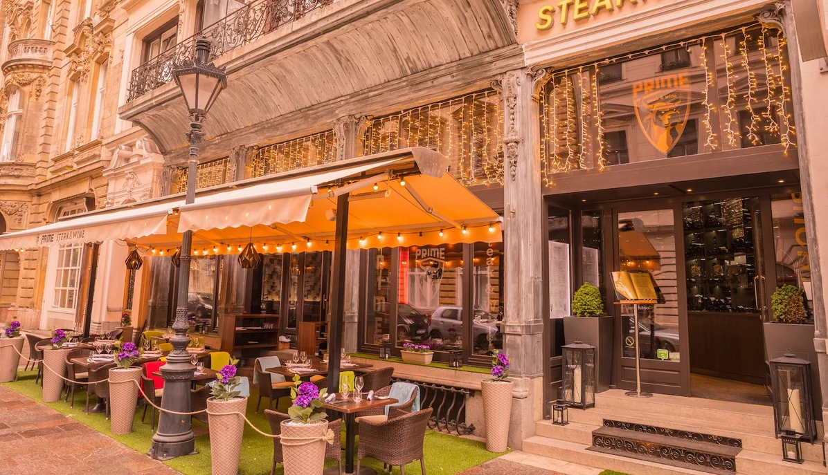 Det er muligt at spise lækre bøffer udendørs på Prime Steakhouse i Budapest.